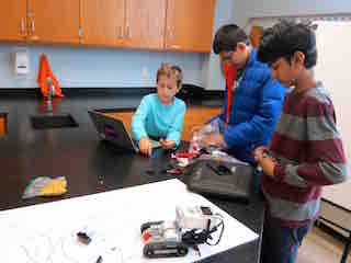 Briarcliff Middle School’s Science and Engineering Team designed and programmed a robot to draw a Fibonacci spiral for the Regional STEMfest.